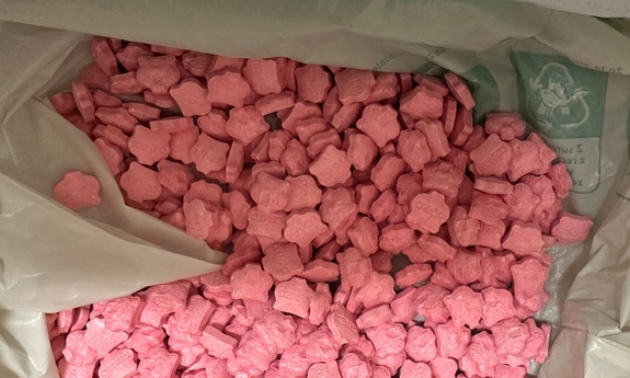 Narkotyki zabezpieczone przez policjantów w formie pastylek w kolorze różowym