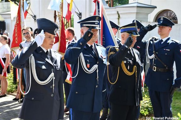 Służby mundurowe z powiatu puławskiego oddające honor
