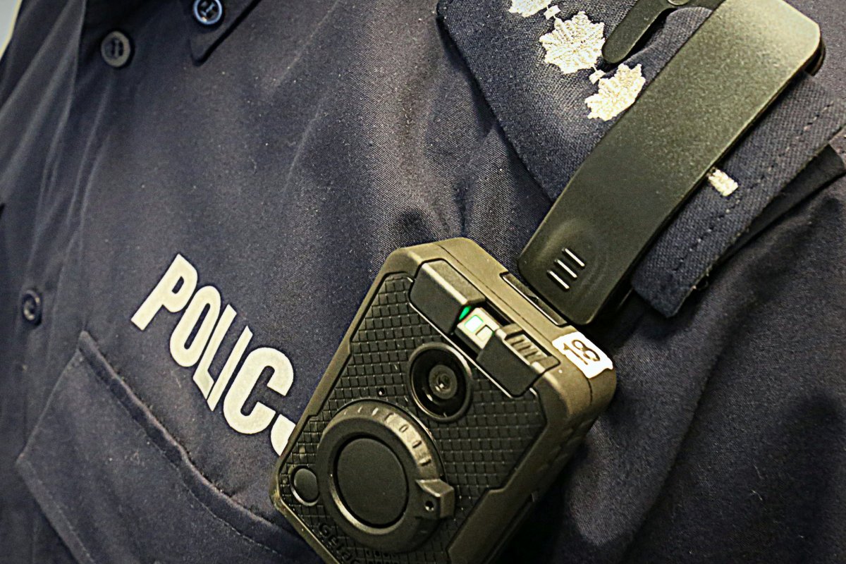 Kamera umieszczona na mundurze policjanta.