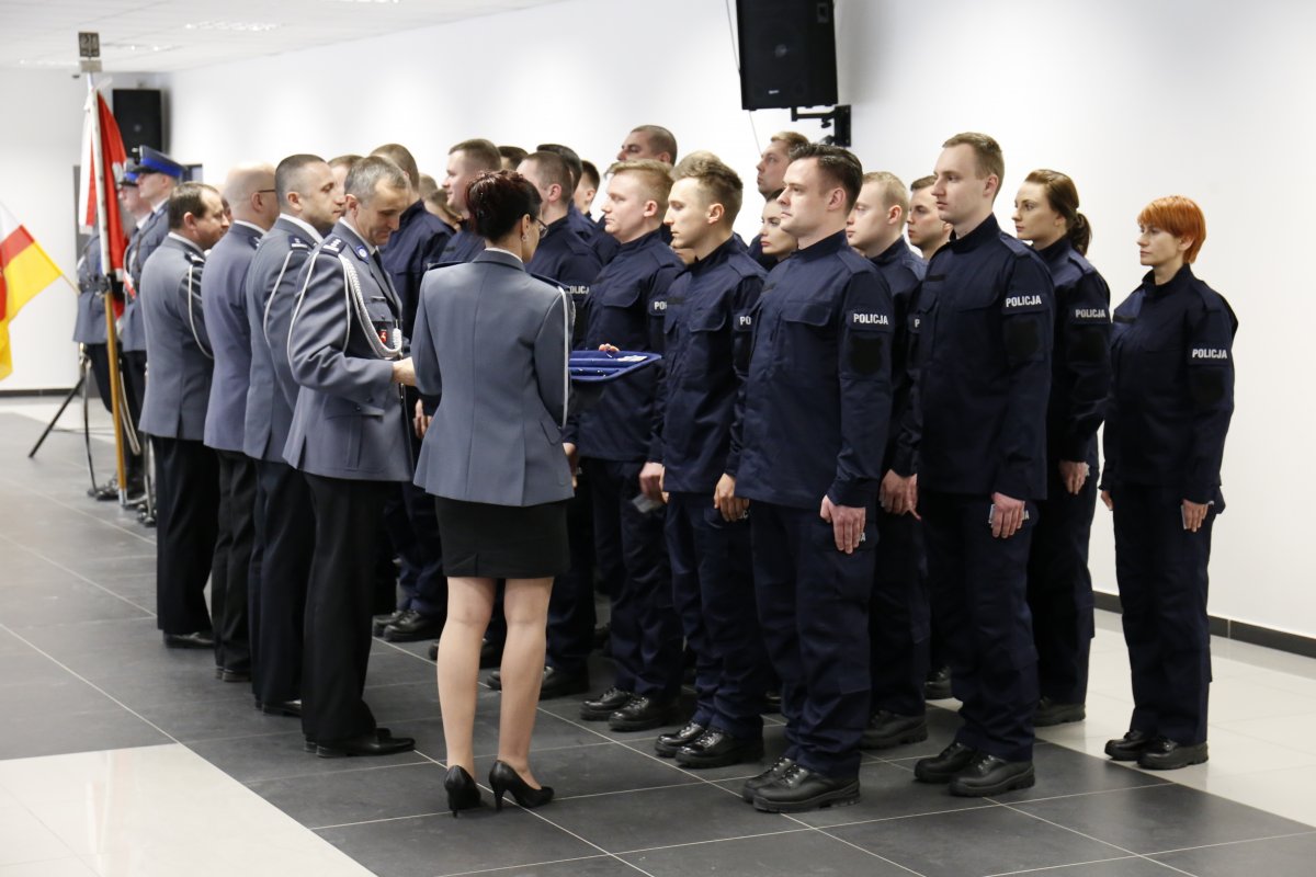 Nowi policjanci otrzymują gratulacje od Komendanta Wojewódzkiego Policji w Lublinie.