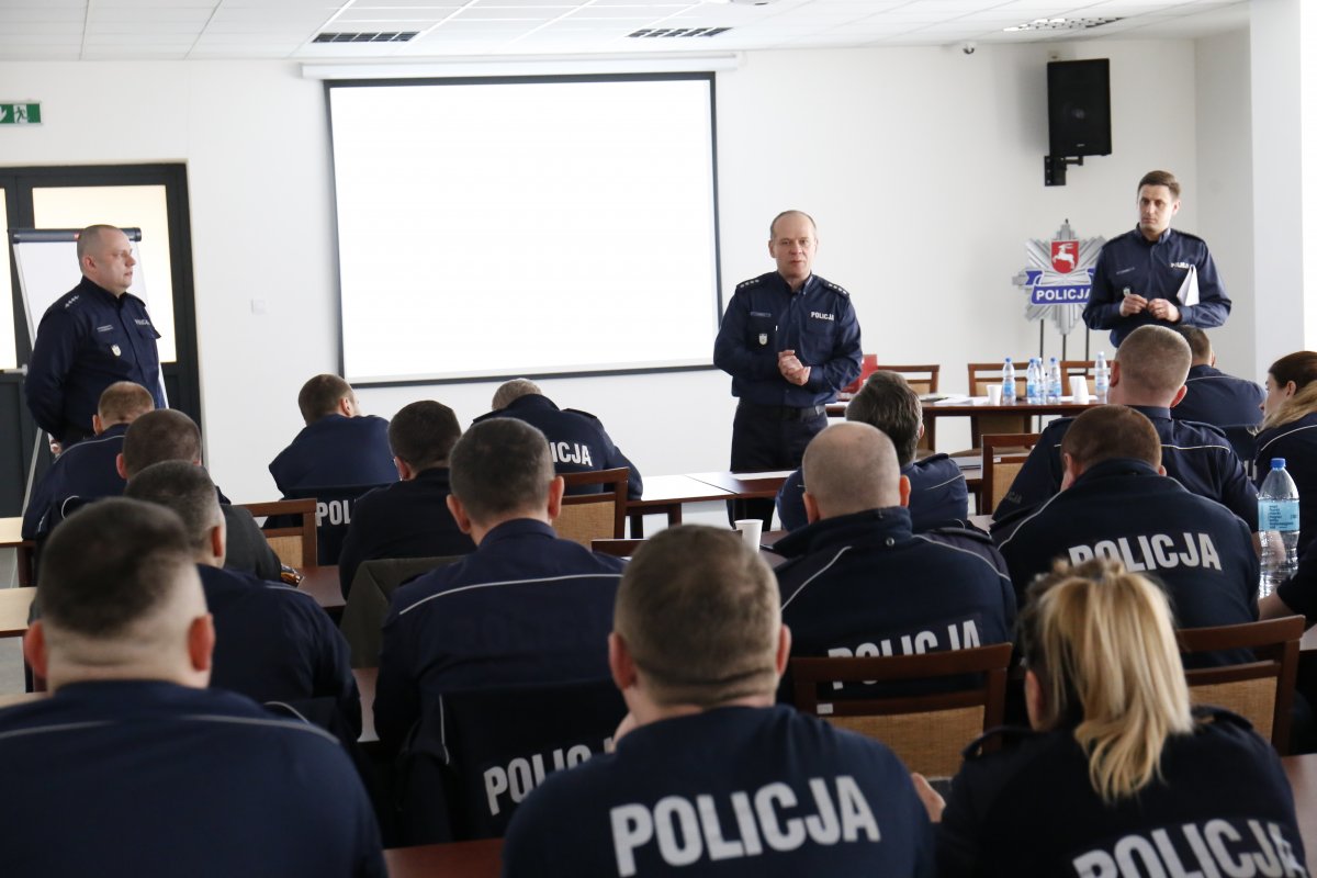  W pierwszym planie zdjęcia dzielnicowi słuchają nauczycieli ze Szkoły Policji w Katowicach
