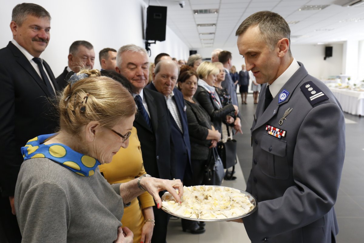 Komendant Wojewódzki Policji w Lublinie dzieli się jajkiem Świątecznym.