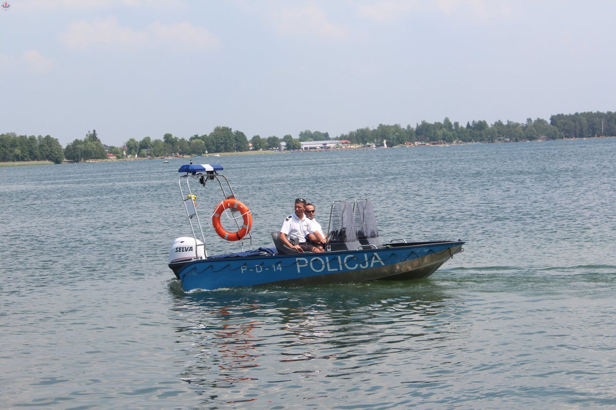 policyjni wodaniacy na łodzi na jeziorze Białym