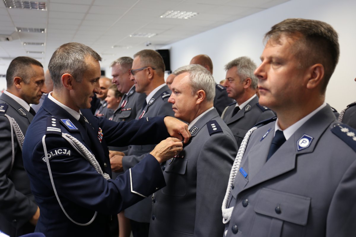 Komendant Wojewódzki Policji w Lublinie wręcza odznaczenie policjantowi.