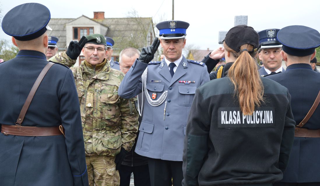 młodszy inspektor Mariusz Kołtun wraz z kadrą kierowniczą oddaje honor poległy policjantom.