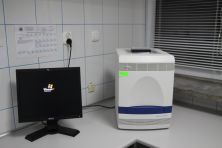 Aparat o nazwie ABI PROSM 7500 z monitorem, do oznaczania ilościowego kwasu deoksyrybonukleinowego