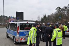 Uczestnicy wizyty biorą udział w kontroli bezpieczeństwa w ruchu drogowym w Berlinie