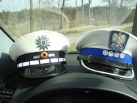 Czapki policyjne policjantów ruchu drogowego w Polsce i Niemczech