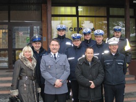 Zdjęcie uczestników seminarium przed budynkiem komisariatu policji