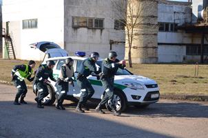 Uczestnicy wizyty biorą udział w ćwiczeniach praktycznych organizowanych na terenie Szkoły Policji