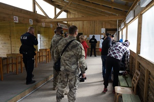 Uczestnicy wizyty podczas zajęć na strzelnicy
