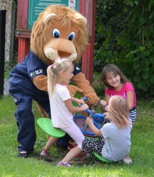 Policyjna maskotka z dziećmi