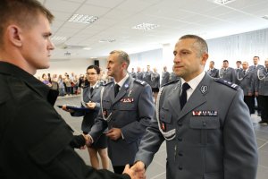 Zastępca Komendanta Wojewódzkiego Policji w Lublinie gratuluje nowym funkcjonariuszom.