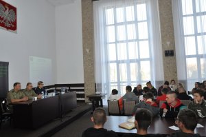 Policjanci na spotkaniu z młodzieżą w ramach X Ogólnopolskiego Tygodnia Karier