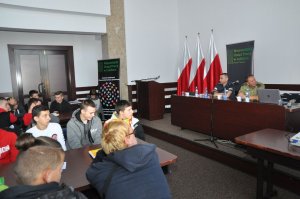 Policjanci na spotkaniu z młodzieżą w ramach X Ogólnopolskiego Tygodnia Karier