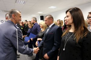 Komendant Wojewódzki Policji w Lublinie gratuluje pracownikowi cywilnemu.