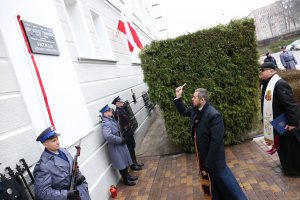 Kapelani lubelskiej policji święcą tablicę pamiątkową.