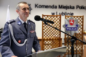 Komendant Wojewódzki Policji w Lublinie wypowiada słowa roty ślubowania.