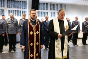 Kapelani lubelskiej policji błogosławią nowych policjantów.