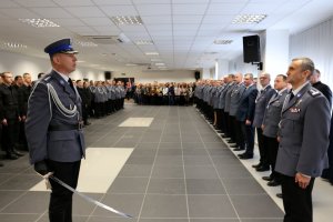 Dowódcza uroczystości składa meldunek Komendantowi Wojewódzkiemu Policji w Lublinie.
