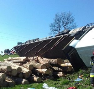 fot.: Przewrócona ciężarówka z drzewem