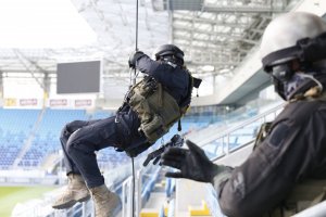 Ćwiczenia policyjnych kontrterrorystów na Stadionie Arena Lublin