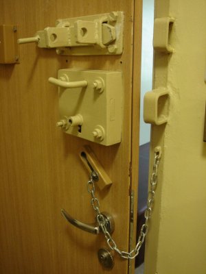 fot. drzwi policyjnego aresztu