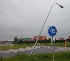 fot. uszkodzona latarnia w wyniku kolizji z pojazdem