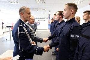 Komendant KWP w Lublinie wręcza legitymacje nowo przyjętym policjantom