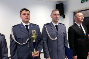 policjanci z pucharem za III miejsce w konkursie
