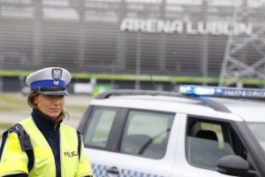 Policjantka w tle stadion ARENA LUBLIN