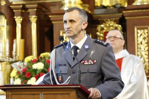 W kościele przemawia Komendant Wojewódzki Policji w Lublinie insp. Robert Szewc.