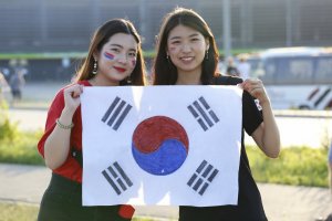 obywatelki Korei Płd. z flagą