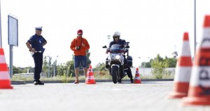 Policjant na motocyklu przygotowuje się na starcie do konkurencji.