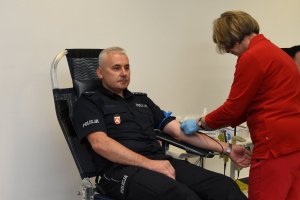 fot. Komendant Miejski Policji w Lublinie oddaje krew