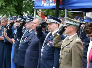 Przedstawiciele służb mundurowych podczas defilady salutują
