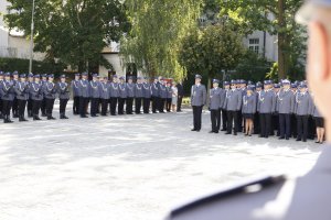 Kadra kierownicza stoi na placu przed Komendą Wojewódzką Policji w Lublinie.