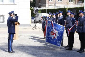 Komendant Wojewódzki Policji w Lublinie oddaje honor na sztandar Komendy Wojewódzkiej Policji w Lublinie.