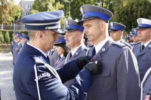 Komendant Wojewódzki Policji w Lublinie wręcza odznaczenie wyróżnionemu policjantowi.