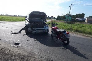 fot. uszkodzony motocykl i osobowa toyota