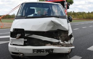 fot. biały uszkodzony w wypadku volkswagen