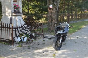 motocykl i uszkodzone ogrodzenie