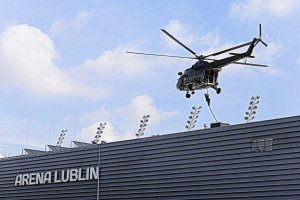 Śmigłowiec policyjny Mi 8T zawisł w powietrzy nad stadionem Arena Lublin.