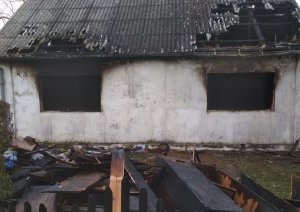 fot. dom spalony w pożarze w Rykach