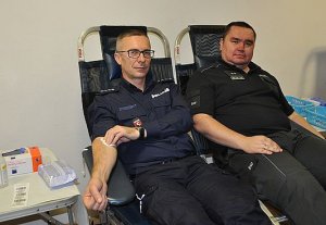funkcjonariusze oddają krew