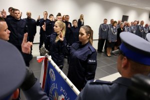 Nowi funkcjonariusze składają ślubowanie na sztandar Komendy Wojewódzkiej Policji w Lublinie.
