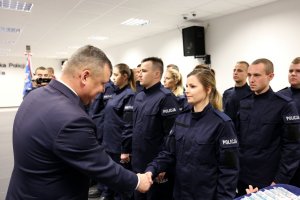 Wicewojewoda Lubelski  Robert Gmitruczuk gratuluje nowym policjantom.