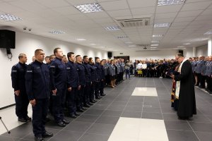 Kapelani lubelskiej policji błogosławią nowych funkcjonariuszy.