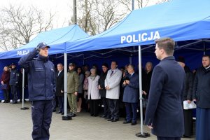 Uroczystości związane z otwarciem nowej siedziby Komisariatu Policji w Rejowcu Fabrycznym. Wiceminister MSWiA przyjmuje meldunek od dowódcy uroczystości.