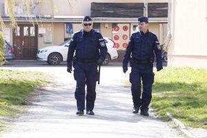 Dwóch policjantów patroluje jedną z ulic Lublina.